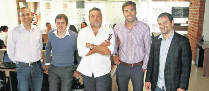 Jorge Mejía (en el centro), es el CEO del holding. Aparece junto a sus socios y su equipo de trabajo. Fotos: Julio Estrella / LíDERES