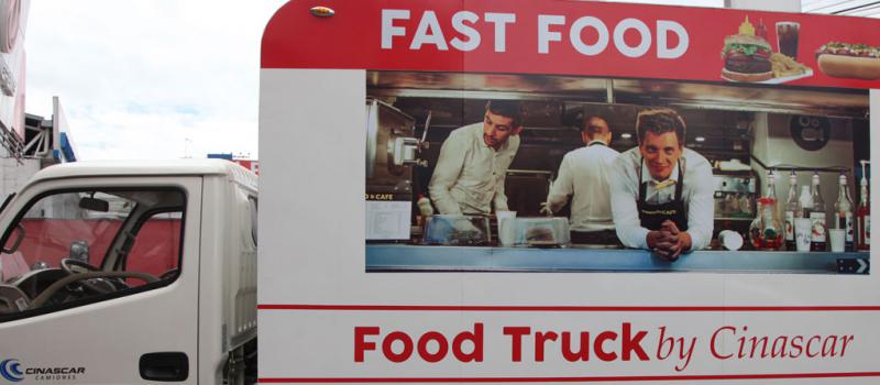 Cinascar ofrece estos vehículos para emprendedores que quieran incursionar en el negocio. El costo de este ‘food truck’ puede ascender a USD 30 000, de acuerdo con las adecuaciones. Fotos: Paúl Rivas / LÍDERES