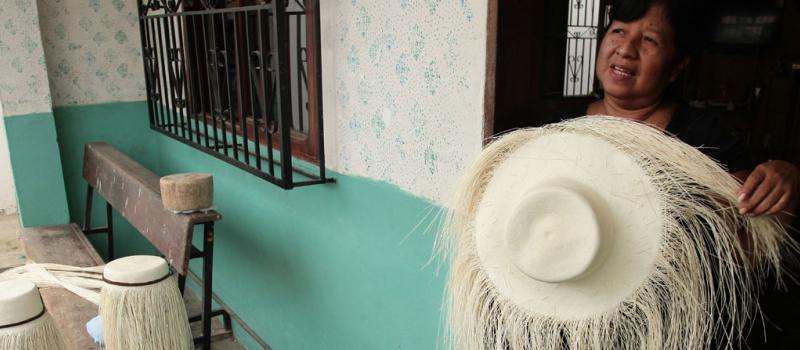 Los sombreros se elaboran en las casas de los habitantes de esta parroquia del cantón Montecristi, en Manabí. Foto: Enrique Pesantes/LÍDERES
