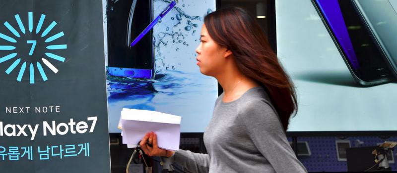 Las acciones de Samsung se desplomaron este 12 de septiembre después de que el gigante de la electrónica de Corea del Sur instó a los usuarios para dejar de usar el Galaxy Note 7 debido a la explosión de una serie de baterías  que levantó la alarma en tod