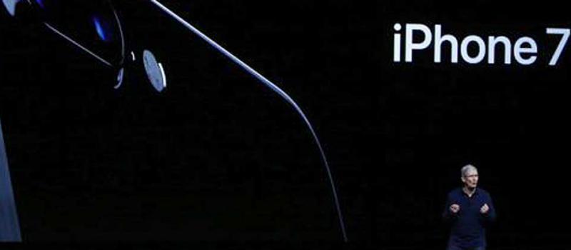 La empresa informó que el iPhone 7 Plus y el iPhone 7 en color negro azabache "no estarán disponibles para los clientes" porque sus existencias iniciales se agotaron por las reservas hechas en la web oficial. Foto: EFE