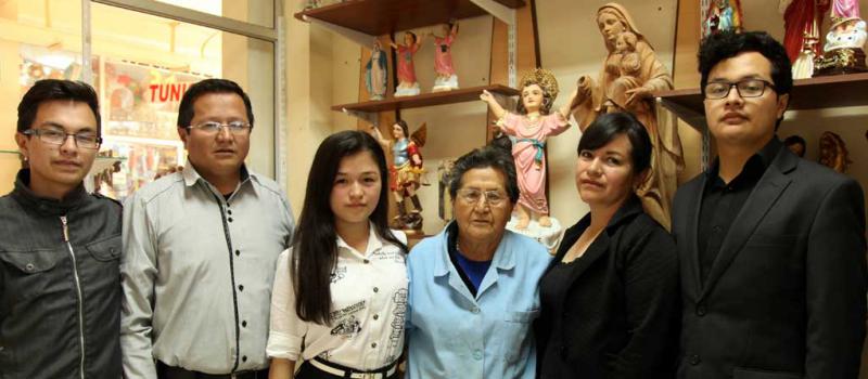 Byron Robalino y su familia se encargan de tallar figuras religiosas en Riobamba. Las imágenes pueden costar entre USD 40 y 1 200. Tiene clientes en la Sierra y en la Costa. Fotos: Glenda Giacometti / LÍDERES