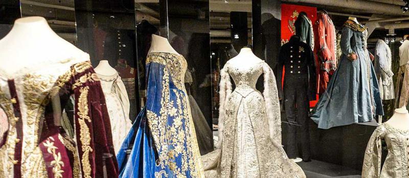 La muestra tiene 130 maniquíes, con trajes del siglo XVIII. Foto: AFP