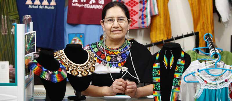 El collar tradicional saraguro es circular con los colores del arcoíris. Eso lo destaca Angelina Paqui, en su local. Foto: Julio Estrella / LÍDERES