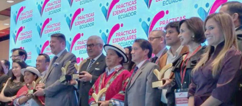 El reconocimiento lo entregó la Corporación Líderes para Gobernar, la noche del miércoles 22 de noviembre del 2017, en Quito. Foto: Cortesía