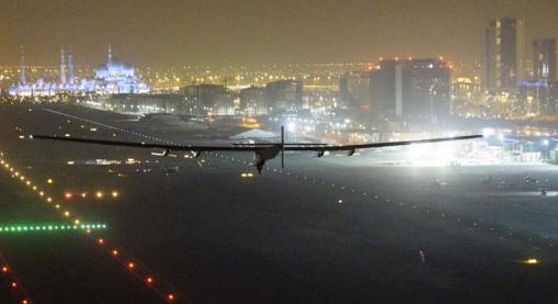 Fotografía facilitada por Solar Impulse que muestra al avión Solar Impulse II, pilotado por el suizo Bertrand Piccard, durante su aterrizaje en el aeropuerto de Al Batín, en Abu Dabi, Emiratos Árabes Unidos, el martes 26 de julio de 2016. Foto: EFE