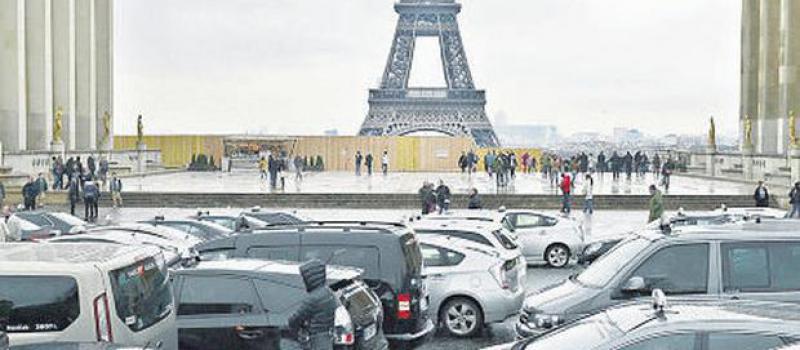 Taxistas protestan en París el 15 de diciembre, contra la competencia de aplicaciones para móvil como Uber. Foto: Yoan Valat / EFE