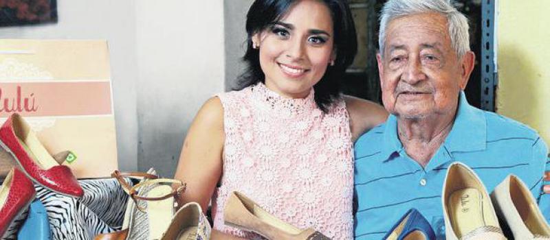 Lucía Guambo y su abuelo Gonzalo Guambo, en el local (sur de Guayaquil). Foto: Enrique Pesantes / LÍDERES