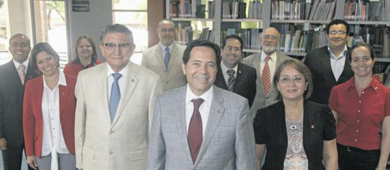 Carlos Ortega Maldonado (centro) es el rector de la UEES, institución que el próximo año cumplirá 20 años. Foto: Mario Faustos / LÍDERES