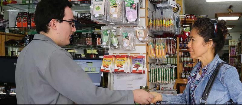 En las tiendas de Camari en Quito se ofertan productos agrícolas y artesanales de unas 200 asociaciones de productores en todo el país, bajo la dinámica y principios del comercio justo. Foto: Alfredo Lagla / LÍDERES