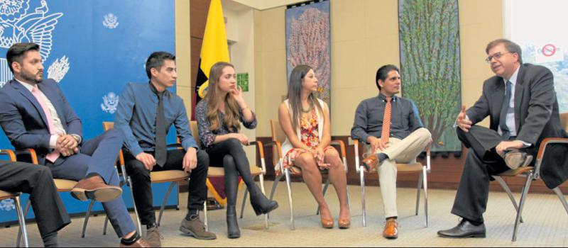 Jóvenes emprendedores que son parte del programa ‘Iniciativa de Jóvenes Líderes de las Américas’ se reunieron con el embajador de EE.UU. Todd Chapman. Foto: Pavel Calahorrano / LÍDERES
