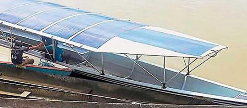 El proyecto cuenta con dos barcas solares que navegan por los ríos de la Amazonía. Se evitan emisiones de combustibles fósiles en la zona. Foto: cortesía Kara Sola