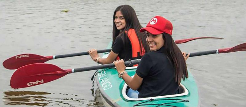 En el humedal de La Segua los turistas disfrutan de paseos en bote, kayak, caminatas y gastronomía. Foto: cortesía Municipio de Chone