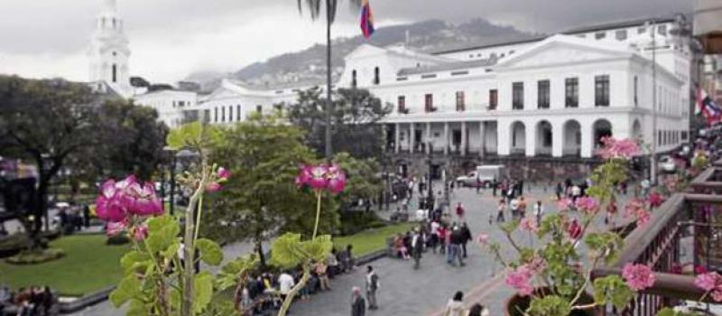 Unas 40 macetas de geranios adornan el segundo piso del Palacio Arzobispal, Plaza Grande, en Quito.