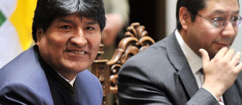 Evo Morales junto a Luis Arce, ministro de economía. La meta del Gobierno de Bolivia es, hasta 2020, reducir la pobreza extrema entre un 8 y 9%. Foto: Aizar Raldes/ AFP