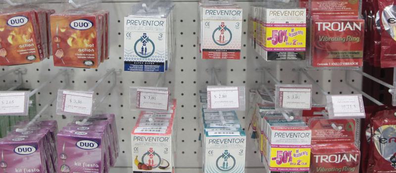 En enero de 2015 no había condones en 10 farmacias del centro y del este de Caracas, mientras que en noviembre del año pasado había hasta 20 tipos diferentes. Foto: Archivo/ El Comercio