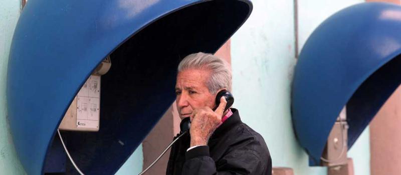 Un hombre habla por un teléfono público hoy, viernes 20 de febrero de 2015, en La Habana (Cuba). La empresa estatal cubana Etecsa y la firma estadounidense IDT cerraron negociaciones para suscribir un acuerdo en telecomunicaciones. Foto: EFE