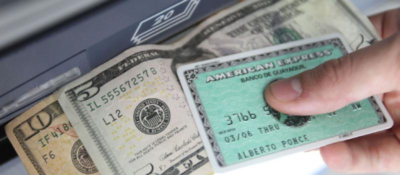Los expertos recomiendan una o dos tarjetas de débito. Solamente una de crédito, por persona. Foto: Archivo/ El Comercio
