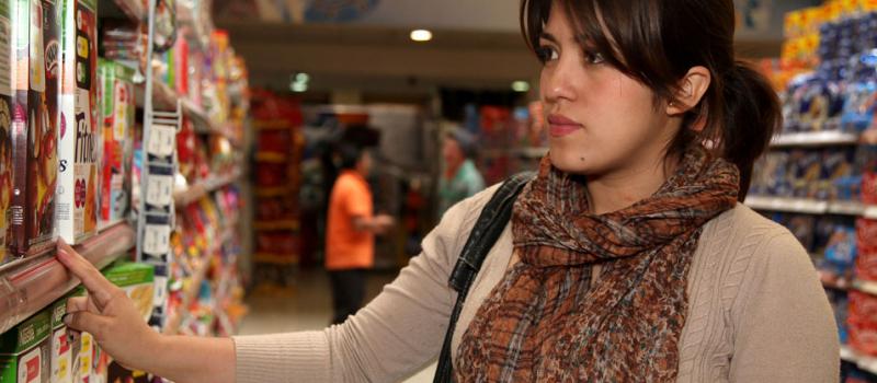 Los ecuatorianos destinan cerca del 24% del sueldo en víveres. Un 55% opta por realizar sus compras en supermercados. Foto: Archivo/ El Comercio