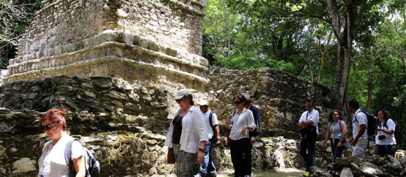 Un grupo de personas visita la Zona Arqueológica de Muyil  en el estado de Quintana Roo (México). Es una opción turística para los amantes de la naturaleza y la arqueología. Foto: EFE