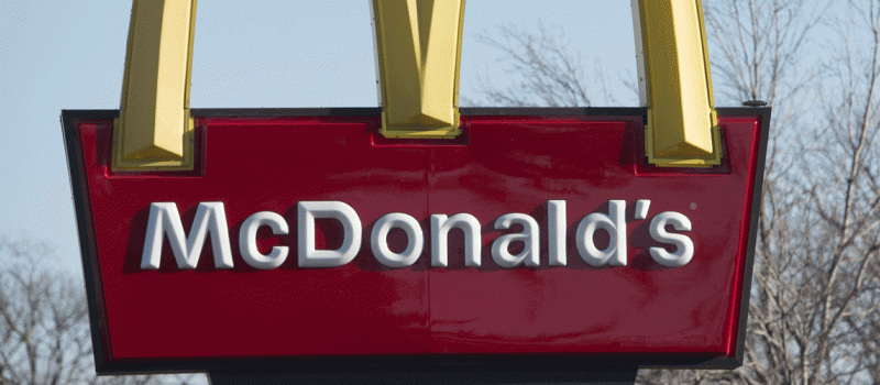 McDonald's dejará de servir pollo criado con antibióticos en todos sus locales de Estados Unidos. Foto: AFP