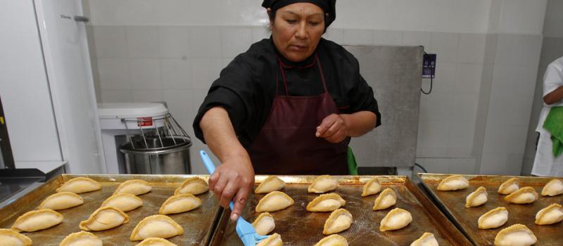 El inédito programa comenzó hace más de un mes con la capacitación de 20 reclusas en la panadería y salteñería (producción de unas típicas empanadas bolivianas). Foto: Martín Alipaz/ EFE