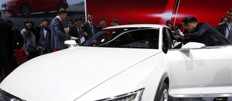 Visitantes observan el interior de un Audi Prologue expuesto en el Salón Internacional del Automóvil de Shanghái (China). Foto: EFE