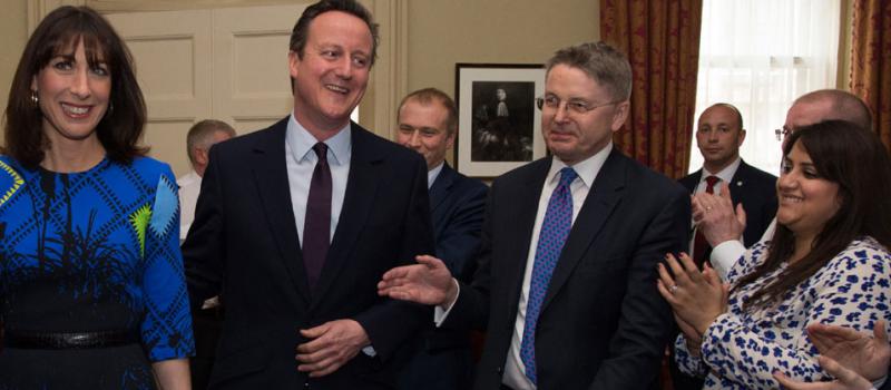 El primer ministro británico David Cameron (c) asumió su segundo mandato de Gobierno con mayoría absoluta.  Foto: AFP