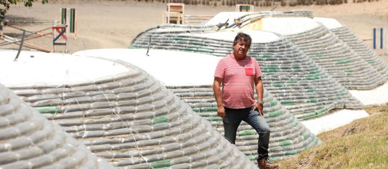 Fernando Acosta, gerente de la hostería Tunas y Cabras,  junto a los domos que calientan el agua. Foto:  José Mafla / LÍDERES