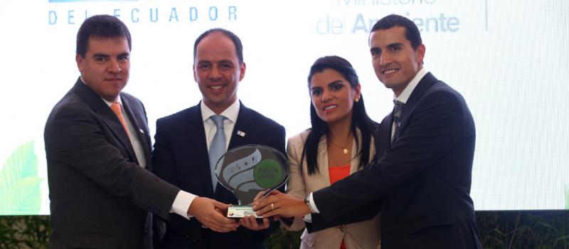 La firma GM OBB del Ecuador  recibió la certificación 'Punto Verde', por parte de la ministra de Ambiente Lorena Tapia. Foto: Julio Estrella/El Comercio