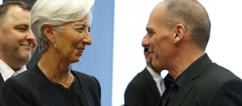 El ministro de Finanzas griego, Yanis Varufakis (d) saluda a la directora gerente del Fondo Monetario Internacional (FMI), Christine Lagarde (i) al inicio de la reunión de ministros de Economía para  abordar la crítica situación de Grecia. Foto: EFE