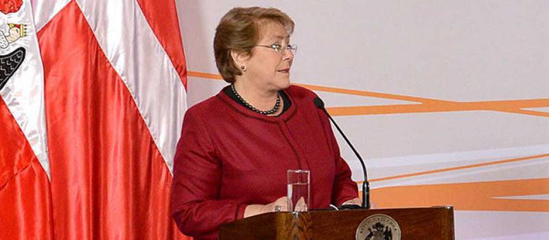 Michelle Bachelet emitió nuevas normativas de contratación pública e impuestos, para combatir la corrupción en su país. Foto: EFE