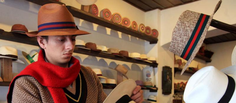 Aurelio Ortega es propietario de la empresa La Paja Toquilla, que tiene dos locales de exposición en el Centro Histórico de Cuenca. Sus sombreros van a Estados Unidos y Europa. Foto: Xavier Caivinagua / LÍDERES.
