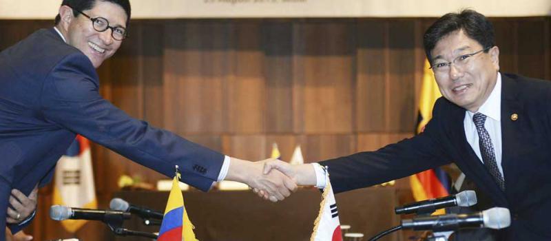 El Ministerio de Comercio surcoreano, Yoon Sang-jick (dcha), reunido con su homólogo de Ecuador, Diego Aulestia, en Seúl (Corea del Sur) hoy, 25 de agosto de 2015, para negociar un Acuerdo Estratégico de Cooperación Económica (SECA, por sus siglas en ingl