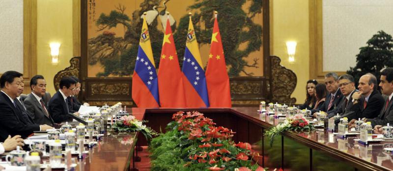 El presidente chino, Xi Jinping (3i), y su homólogo venezolano, Nicolás Maduro (2d), se reunieron en el Gran Salón del Pueblo en Pekín, China. Foto: EFE.
