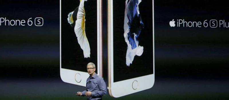 El consejero delegado de Apple, Tim Cook, presenta las versiones actualizadas del iPhone 6S y del iPhone 6S Plus, las novedades del gigante tecnológico. Foto: EFE