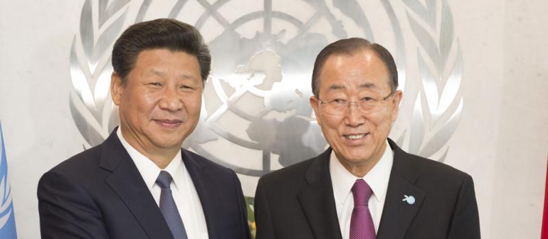 Fotografía cedida por la ONU donde se ve al secretario general Ban Ki-moon (d) posando el presidente de China Xi Jinping (i) el sábado 26 de septiembre de 2015, en la sede de las Naciones Unidas en Nueva York (EE.UU.). Foto: EFE.