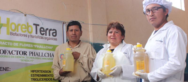 Nelson Guamán, Lilia Yaulema y Josué  Guamán promueven este emprendimiento reconocido por la Senescyt. Foto: Raúl Díaz para LÍDERES.