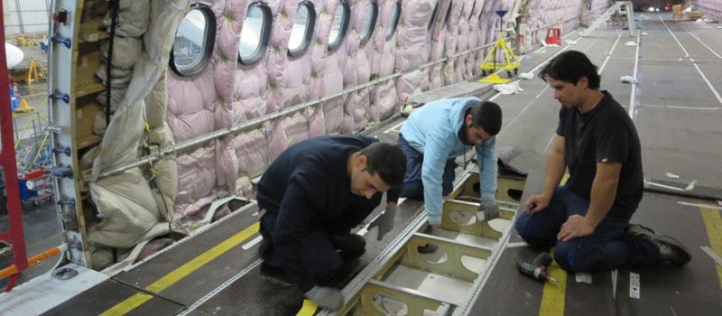 En los talleres de Iberia se hacen reparaciones el piso de uno de los aviones, para acoger a los nuevos asientos.