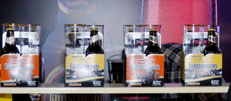 La firma tiene en el mercado 13  variedades, pero en Ecuador se introducen las dos variedades con más acogida, Kunstmann Lager (rubia) y Kunstmann Torobayo (Pale Ale de color ámbar). Foto: El Comercio