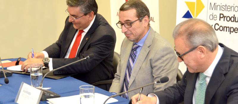 El ministro Coordinador de Producción, Vinicio Alvarado, participó como testigo de honor en la suscripción del acuerdo. Foto: Cortesía