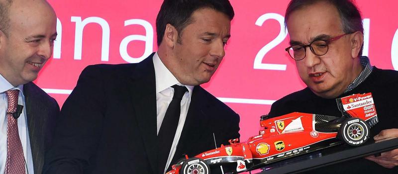 El primer ministro italiano, Matteo Renzi (centro), y el presidente de Ferrari, Sergio Marchionne (derecha), observan una maqueta de un coche de carreras junto al consejero delegado de Borsa, Raffaele Jerusalmi (izquierda) en la Bolsa de Milán (Italia) el