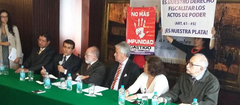 La Comisión Anticorrupción presentó la denuncia hoy en Quito. En el centro Ramiro Román, Julio César Trujillo y Jorge Rodríguez. Foto: Alberto Araujo / EL COMERCIO