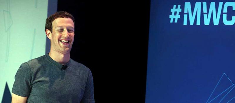 El creador de Facebook, Mark Zuckerberg al inicio de su conferencia en el Congreso Mundial de Móviles que se celebra en el recinto Gran Vía de Fira de Barcelona. Foto: EFE