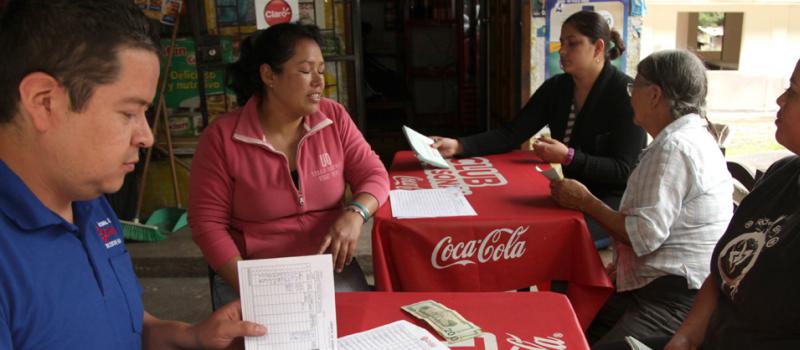 Óscar Vargas, de la Diócesis de Ambato, recauda dinero para bancos comunales en Baños. Foto: Glenda Giacometti/ LÍDERES.