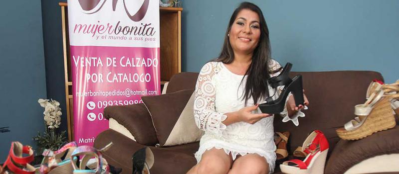 Patricia Holguín y su familia incursionan en la venta de zapatos por catálogo. Hace tres meses lanzaron la primera revista con más de 20 diseños y para abril saldrán los nuevos catálogos. Foto: Juan Carlos Pérez para LÍDERES