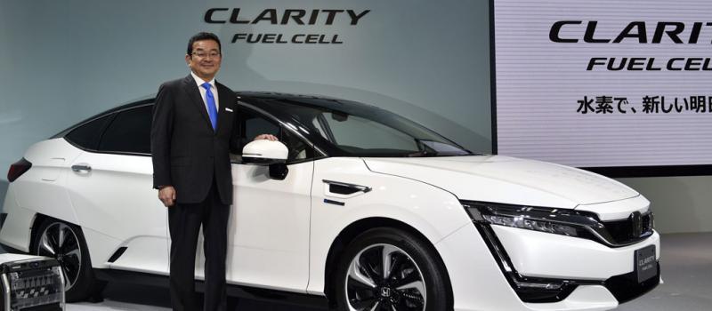 El presidente de Honda, Takahiro Hachigo, posa junto al nuevo Clarity Fuel Cell en Tokio (Japón) este jueves, 10 de marzo de 2016. Foto: EFE