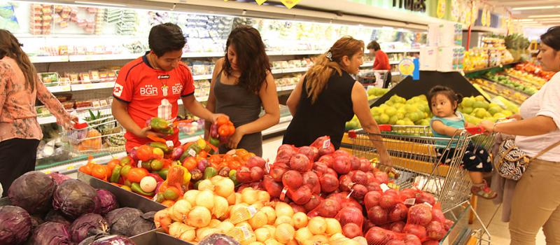 En el supermercado Santa María, en el norte de Quito,  las promociones también se centran en alimentos frescos, como legumbres, verduras y hortalizas y productos personalizados.Foto: Vicente Costales / LÍDERES.