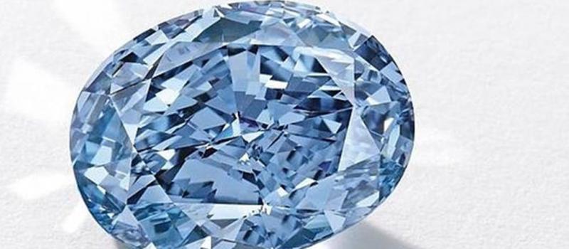 La casa de subastas Sothebys vendió el diamante ovalado azul 'De Beers Millennium Jewel 4', por USD 32 millones. Foto: Agencias