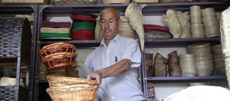 Ramón Zambrano, oriundo de Manabí tiene su local Zampi en el norte de Quito. Elabora artesanías como canastas y sombreros de paja toquilla. Foto: Patricio Terán / LÍDERES